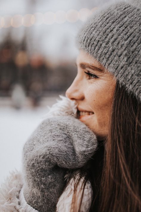 Winter Branding Photoshoot, Snow Photoshoot Ideas Portraits, Photography Ideas Winter, Snow Poses, Winter Portraits Photography, Winter White Outfit, Snow Photoshoot, Winter Portraits, Portrait Editorial