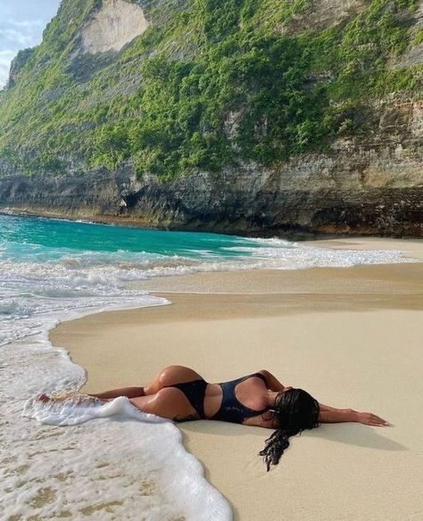 Beach Photo Inspiration, Beach Instagram Pictures, Summer Poses, Summer Picture Poses, Shotting Photo, Beach Pictures Poses, Beach Photography Poses, Beach Shoot, Foto Poses