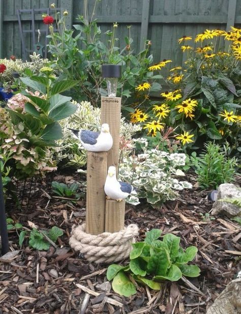 Handmade and Painted Garden Piling with Seagulls. Artbyma66 Nautical Garden Ideas, Nautical Landscaping, Garden Sail, Outdoor Fence Decor, Nautical Garden, Nautical Outdoor Decor, Outdoor Pool Decor, Solar Light Crafts, Seaside Garden