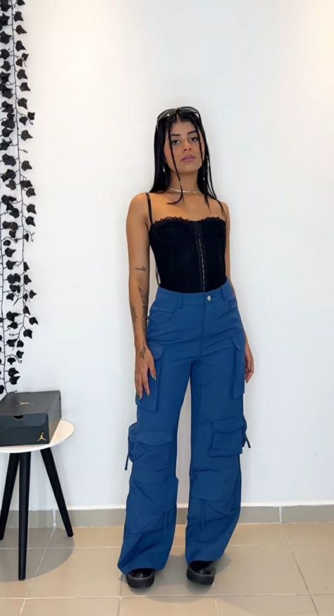 Rate This Cargo pants outfit From ⭐1~10. SAVE & FOLLOW i will update everyweek. Corset Outfits, Fiesta Outfit, Rock In Rio, Cargo Pants Outfit, T Dress, Looks Party, Trendy Summer Outfits, Festival Looks, Festival Outfits