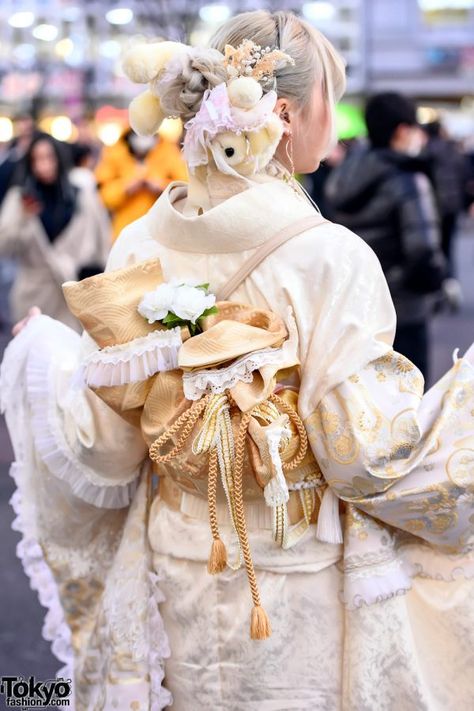 Handmade Japanese Kimono on the Street in Tokyo For Coming of Age Day Modern Kimono Fashion, Otome Fashion, Coming Of Age Day, Mode Harajuku, Furisode Kimono, Traditional Asian Dress, Japanese Traditional Clothing, Harajuku Japan, Supreme Bape