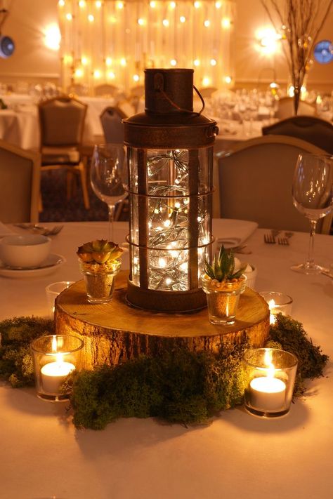 Fairy lights, rustic elements, and candles Lantern Centerpiece Wedding, Romantic Rustic Wedding, Deco Champetre, Tafel Decor, Lantern Ideas, Lantern Centerpieces, Wedding Lanterns, Flowers Vintage, Table Centers