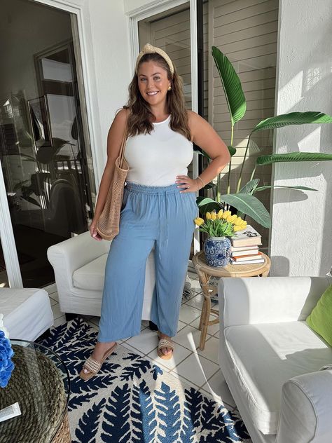 Check out this photo from caralynmirand Style Uniform, Cute Teacher Outfits, Pool Outfits, Midsize Outfits, Lightweight Pants, Vacation Outfit, Uniform Fashion, Women Outfits, Casual Dinner