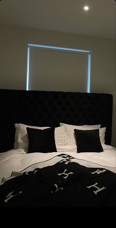 Baddie Room Ideas Aesthetic Black, Black Bed Aesthetics, Men’s Room Ideas Black, Cute Black Bed Set, Black Room Decor Bedroom, Blsck Bedding, New Apartment Aesthetic Keys Black Couple, Aesthetic Home Decor Ideas, Decor Ideas For Living Room