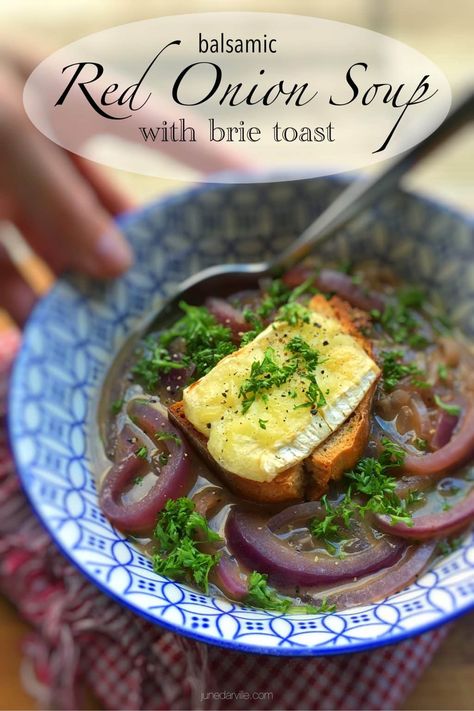 Brie Toast, Grilled Brie, Bisque Soup Recipes, Lobster Bisque Soup, Valentines Food Dinner, Onion Soup Recipe, Bisque Soup, Onion Soup Recipes, Quick And Easy Soup