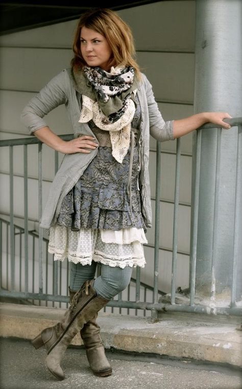 Lovely boho layered look with boots, ruffles and lace Magnolia Style, Bohemian Mama, Closet Basics, Mode Steampunk, Mori Fashion, Celtic Woman, Random Style, Bohemian Lifestyle, Mode Boho