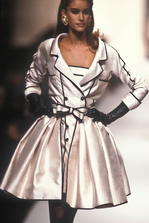 Susan Holmes, Chanel Haute Couture, Gloves, Walking, Chanel, Couture, White, Black, Haute Couture