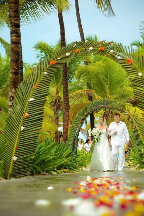 Riu Palace Punta Cana, Destination Wedding Punta Cana, Wedding Walkway, Riu Palace, Coconut Leaves, Tag Your Love, Wedding Background Decoration, Cute Kiss, Desi Wedding Decor