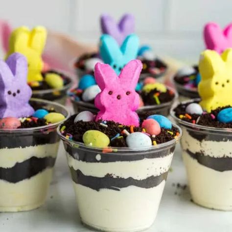 Easter Dirt Cups, Easter Pudding Cups, Delicious Easter Desserts, Classic Easter Desserts, Dirt Cake Cups, Dirt Cups Dessert, Dirt Cups Recipe, Easter Dirt Cake, Dirt Dessert