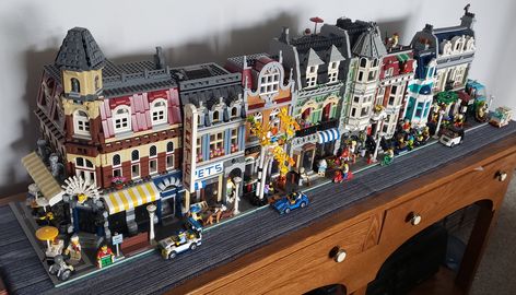 https://flic.kr/p/2iL4BWq | Lego - City Block | Various Lego Creator sets to build a single city block Lego Cities Layout, Lego Modular City, Big Lego Sets, Bloxburg City Ideas, Bloxburg City, Lego Creator Sets, Big Lego, Lego Collection, Lego Buildings