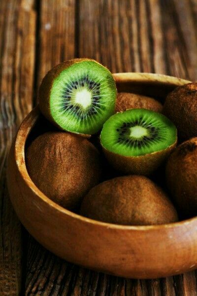 Kiwi Smoothie, Fruit Photography, Kiwi Fruit, Daily Vitamins, Exotic Fruit, Delicious Fruit, Fruit And Veg, Fruit Recipes, Beautiful Food