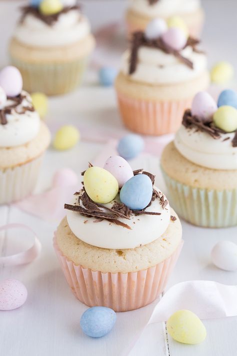 White Chocolate Easter Egg Cupcakes Cupcake Receptek, Easter Cupcake Recipes, Egg Cupcakes, Cake Mini, Easter Baking, Easter Eggs Chocolate, Easter Cupcakes, Chocolate Eggs, Easter Dinner