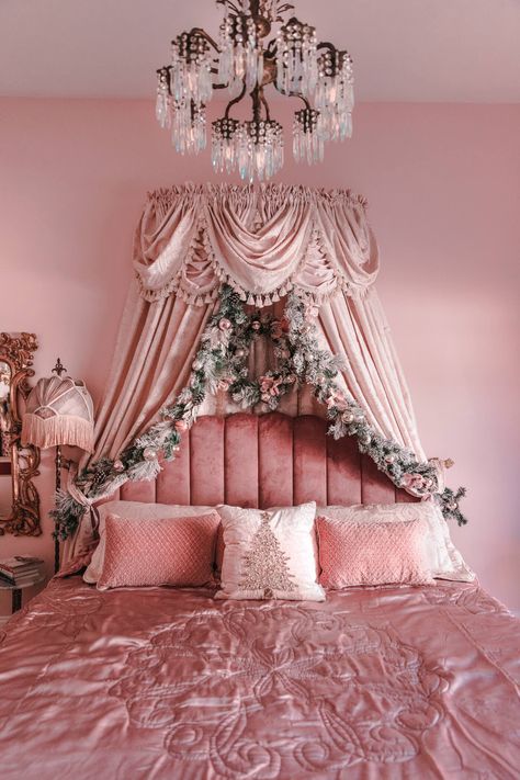 Princess Bedroom Ideas For Women, Pink Victorian Bedroom, Glam Chic Bedroom, Princess Headboard, Sunshine Bedroom, Pink Princess Room, Vintage Pink Christmas, Pink Christmas Decor, Decorations Bedroom