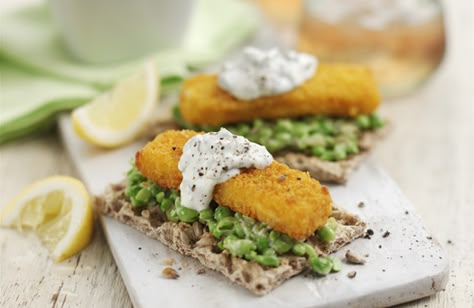 Crunchy Fish Finger Ryvitas with Crushed Peas & Tartar Sauce Ryvita Toppings Lunch Ideas, Ryvita Toppings, Cracker Ideas, Crunchy Fish, Salad With Fresh Herbs, Finger Sandwich, Vegan Quinoa Salad, Lunch Dessert, Vegan Quinoa