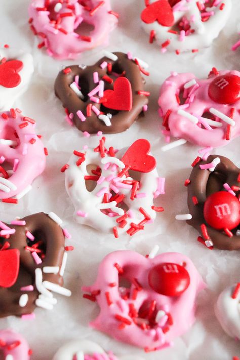 Valentine's Day Chocolate Pretzels Valentine's Desserts For Kids, Valentines Pretzels Ideas, Chocolate Dipped Pretzels Valentines, Valentine Pretzel Treats, Chocolate Valentines Desserts, Valentine Chocolate Covered Pretzels, Pretzel Valentines, Chocolate Covered Pretzels Valentines, Valentines Chocolate Ideas