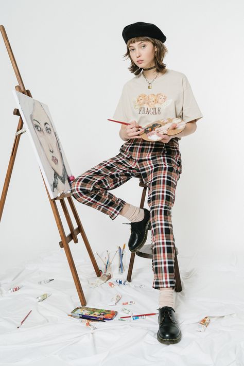 Painter Pose, Painter Pants Outfit, Painter Clothes, Chess Outfit, Painter Outfit Aesthetic, Art Student Fashion, Artist Aesthetic Outfit, Painter Fashion, Painter Outfit