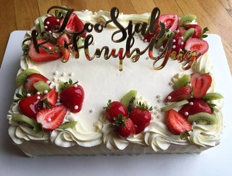 Tres Leches Sheet Cake Decoration, Strawberry And Kiwi Cake, Tres Leches Cake Design Ideas, Strawberry Sheet Cake Decorations, Tres Leches Decorated Cake, Decorated Tres Leches Cake, Strawberry Cake Square, Tres Leches Sheet Cake, Tres Leches Cake Decoration