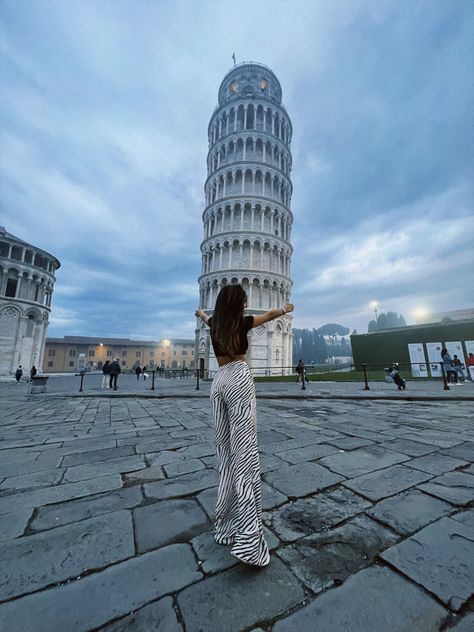 Poses inspo #pisatower #italy #fashion #posesparafotos #poses Italy Poses Instagram, Italy Ideas Photo, Photos To Take In Italy, Pics To Take In Italy, Italy Photo Ideas Instagram, Photo Ideas In Italy, Photo Inspo Italy, Pictures To Take In Italy, Pisa Picture Ideas