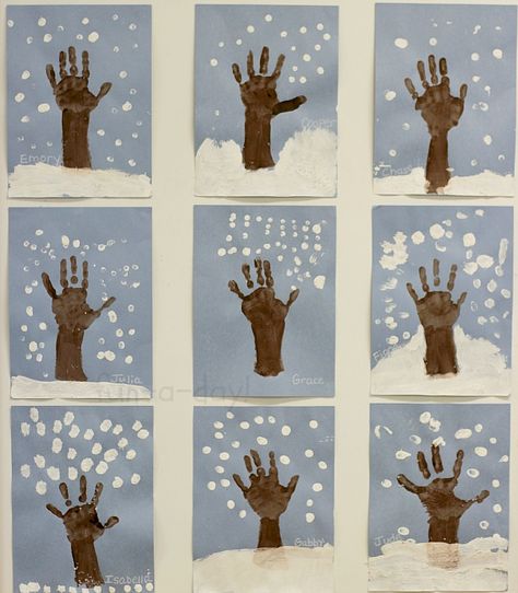 Winter hand print tree art to make with the kiddos! Talk about how trees change throughout the year as they use their hands and fingers to create art. Winter Kita, Hand Print Tree, Boom Kunst, Winter Crafts Preschool, January Crafts, Winter Art Projects, Winter Kindergarten, Winter Preschool, Winter Crafts For Kids