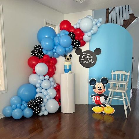 Mickey Balloon Garland, Mickey Mouse Blue Birthday, Mickey Mouse Balloon Decor, Mickey Mouse Balloon Garland, Mickey Mouse Balloon Arch, Mickey Mouse Garland, Baby Boy Birthday Themes, Mickey Mouse Bday, Baby First Birthday Themes