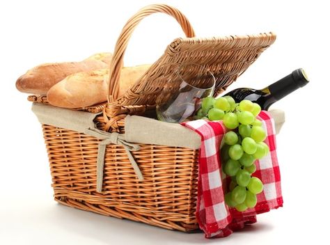 picnic basket Perfect Picnic Basket, Vegan Picnic, Picnic Menu, Picnic Items, Wine Picnic, Picnic Inspiration, Picnic Baskets, Wicker Picnic Basket, Fruit Bread