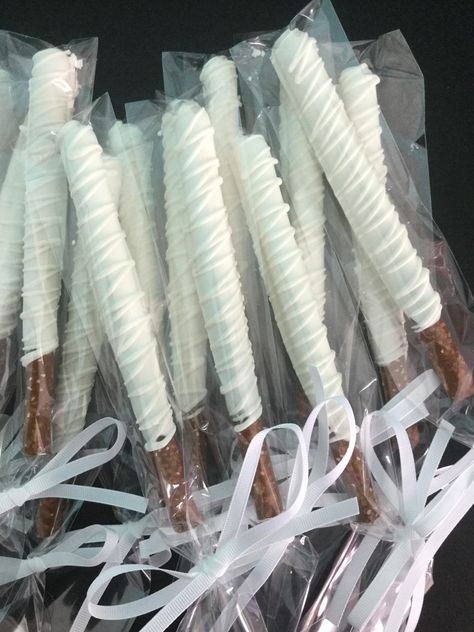 Baptism Desserts, White Chocolate Covered Pretzels, Baptism Party Decorations, Covered Pretzel Rods, Confirmation Party, White Chocolate Covered, Buffet Dessert, Holy Communion Party, Chocolate Covered Pretzel