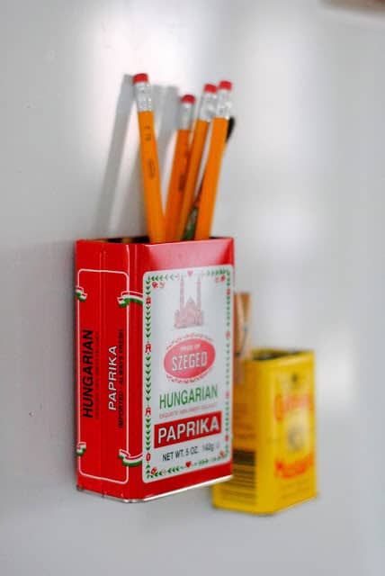 Vintage Decorating Ideas, Wall Storage Diy, Kitchen Crafts Diy, Refrigerator Ideas, Vintage Tea Tins, Kitchen Wall Storage, Diy Magnets, Vintage Decorating, Magnetic Storage