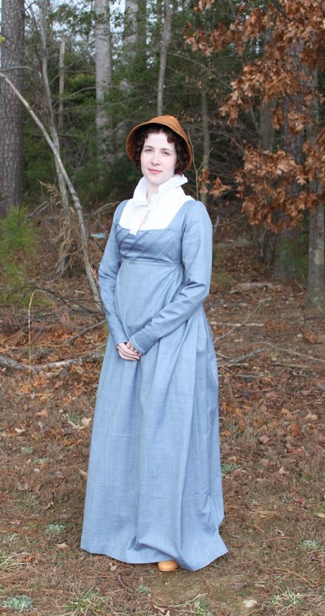 Though I am not typically very fond of some of the Regency fashions, this dress I really do like. Regency Woman, 1810s Fashion, Regency Gown, Regency Era Fashion, 1800s Fashion, Regency Dress, Regency Fashion, Period Outfit, Regency Era