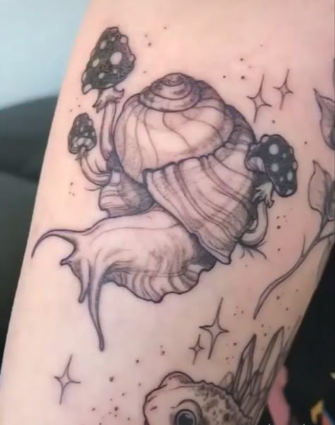 Snail With Mushroom Tattoo, Floral Animal Tattoo Design, Mushroom Snail Tattoo, Herbs Tattoo, Mushroom Tattoo Ideas, Cottagecore Tattoo, Snail Tattoo, Mushroom Tattoo, Russian Tattoo