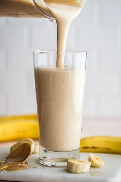 Peanut Butter Banana Smoothie Peanut Butter Banana Recipes, Blendjet Recipes, Banana Bread Healthy, Frozen Banana Recipes, Smoothie Banane, Milk Diet, Pudding Banana, Muffins Banana, Banana Snacks