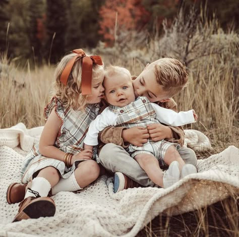 Infant And Sibling Photo Ideas, Siblings Family Photos, Boho Sibling Photoshoot, Fall Pictures For Siblings, Simple Sibling Photoshoot, Small Siblings Photoshoot, Baby And Sibling Photography, Family With 4 Kids Photoshoot, 3 Kid Poses Sibling Pics