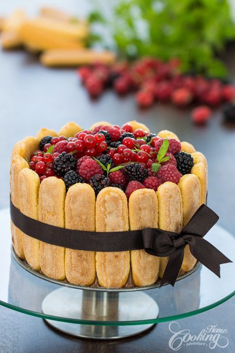 Cake Charlotte Cake Recipe, Berry Charlotte, Berry Mousse, Charlotte Cake, Berry Sauce, Berry Cheesecake, Berry Dessert, French Desserts, Bake Dessert