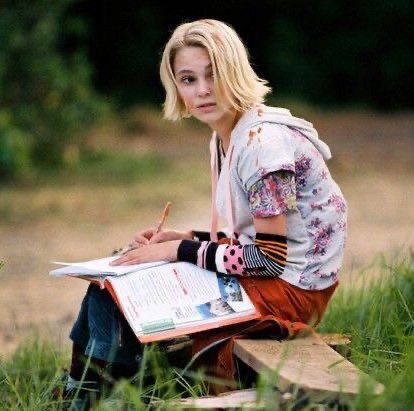 Leslie Bridge To Terabithia, Bridge To Terabithia 2007, Leslie Burke, Bridge To Terabithia, Manic Pixie Dream Girl, Annasophia Robb, Disney Wiki, Teen Celebrities, Blonde Haircuts