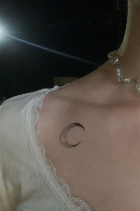 black&white moon tattoo on collarbone Moon Collar Bone Tattoo, Moon Neck Tattoo, Tattoo Collar Bone, Bone Tattoos, Collar Bone Tattoo, Collar Bone, Neck Tattoo, Moon Tattoo, I Tattoo