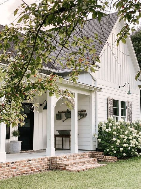 Landscaping Ideas Farmhouse, Farmhouse Landscaping Ideas, Farmhouse Front Yard, White Farmhouse Exterior, Farmhouse Landscaping, Cottage Exterior, Exterior Makeover, Farmhouse Front, Front Yard Landscaping Ideas