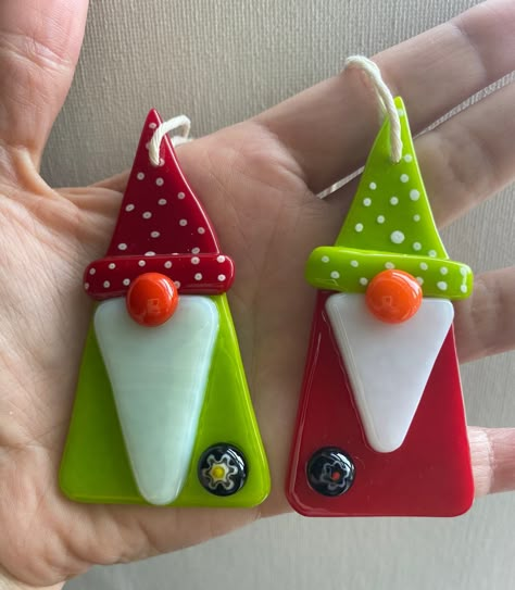 Fused Glass Grinch Ornament, How To Make Fused Glass Ornaments, Fused Glass Christmas Ornaments Patterns, Glass Fusion Ornaments, Fused Glass Santa, Glass Fused Ornaments, Fused Glass Ornaments Ideas, Fused Christmas Ornaments, Fused Glass Gnomes