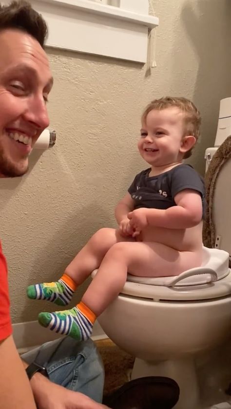 This Boy Defiantly Tells His Dad, "I Didn't Poop, I Peed!" And, Well, I Definitely Peed a Little From Laughing Hardees Biscuit Recipe, Funny Haircuts, Woman Short Haircut, Wicked Funny, Boys Potty, Potty Humor, Toddler Videos, Women Haircut