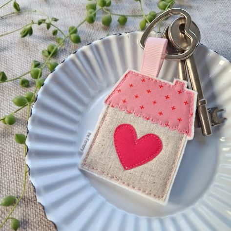 Little Loveheart House keyring - pink – The Fernery House Keyring, Convention Gifts, House Decorations, Split Ring, Little House, Hobbies And Crafts, Felt Crafts, Wool Felt, Sewing Projects