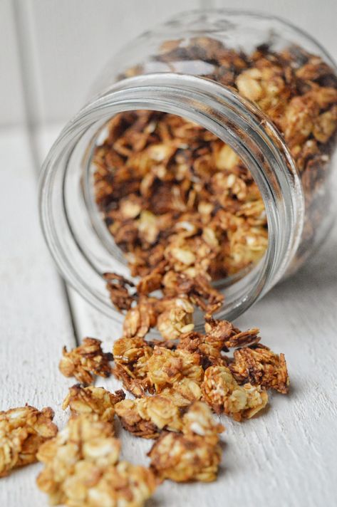 Frukost Frukt Glass Glutenfritt Godis Caramel Granola, Granola Mom, Roasted Oats, Glutenfri Baking, Easy Granola Recipe, Granola Recipes, Homemade Granola, Sweet Breakfast, Raw Food Recipes