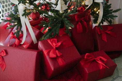 Gift Wrapping Themes For Christmas, Christmas Gift Wrapping Ideas Red, Red Gift Wrap, Red Wrapping Paper Ideas, Red Christmas Gift Wrapping, Red Christmas Presents Aesthetic, Red Christmas Wrapping Paper, Red Christmas Wrapping Ideas, Red Gift Wrapping Ideas