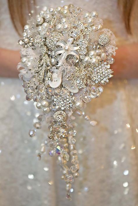 Chic Brooch Wedding Bouquets With Bling ❤ See more: http://www.weddingforward.com/brooch-wedding-bouquets/ #weddings Bling Bouquet, Bouquets Diy, Sweater Diy, Beaded Bouquet, Earring Holders, Jeweled Bouquet, Planner Vintage, Crystal Bouquet, Bling Wedding Dress