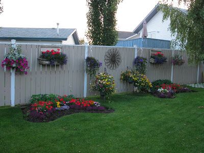 Outside Fence Painting Ideas, White Fence With Flowers, White Fence Decorating Ideas, Painted Fence Posts, Painted Fence, Backyard Fence Decor, White Fence, Backyard Privacy, Backyard Fence