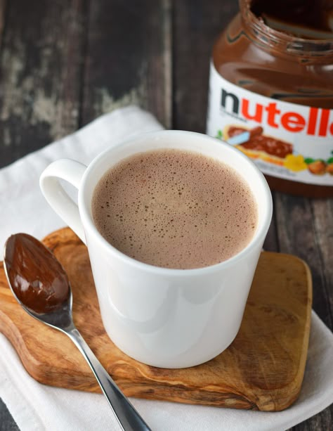 It's so easy to make Nutella Lattes at home with only three ingredients. Nutella Latte, Gluten Free Coffee, Nutella Brownies, Tea Drinks, Nutella Recipes, Easy Drinks, Punch Recipes, Breakfast Food, Coffee Recipes