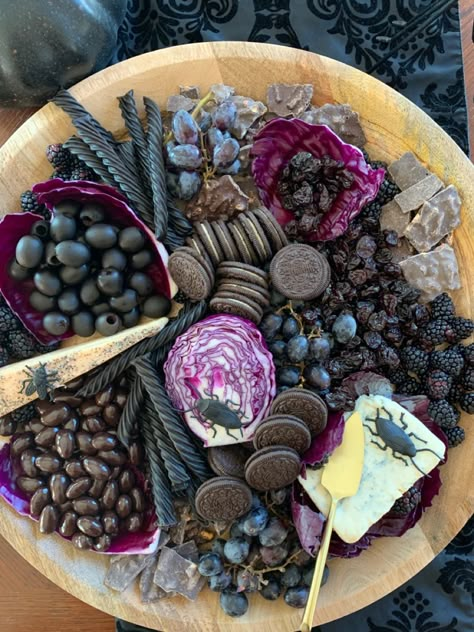 Dark Charcuterie Board Ideas, Black Party Food Snacks, Dark Halloween Food, Black Food For Halloween, Black Halloween Food Ideas, Black Color Theme Party Snacks, Spooky Garden Party, Black Food Board Ideas, Black Color Food Ideas