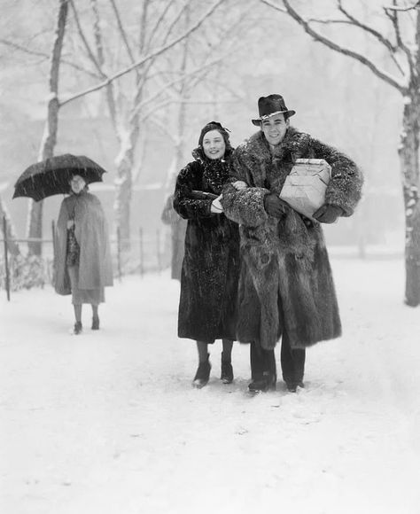 Vintage Christmas Photos, Vintage Couples, Old Photography, Design Moda, Romy Schneider, Images Vintage, Christmas Past, Christmas Scenes, Vintage Winter