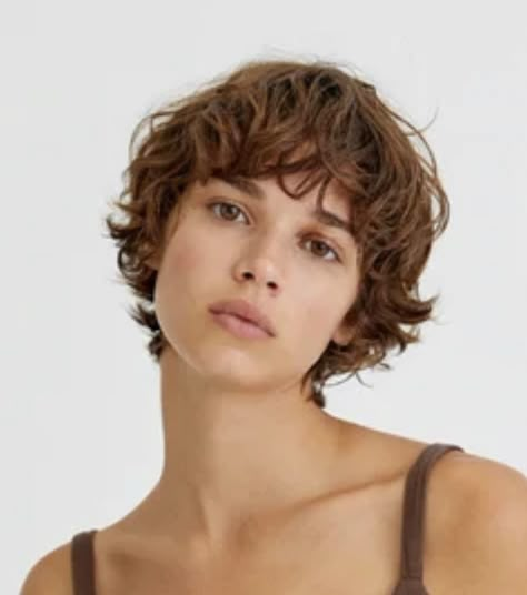 Short Wavy Haircuts With Bangs, Pixie Wavy Hair, Mathilda Gvarliani, Haircuts Trending, Trendy Short Hairstyles, Short Wavy Haircuts, Curly Pixie Hairstyles, Stacked Bob Hairstyles, Messy Bob Hairstyles