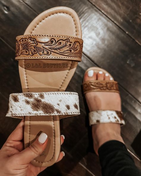 𝙻&𝙻 𝙱𝙾𝚄𝚃𝙸𝚀𝚄𝙴 (@l_lboutiqueco) • Instagram photos and videos Closet Revamp, Mexican Shoes, Dream Shoe, Casual Country Outfits, Cowgirl Accessories, Western Shoes, Southern Outfits, Country Style Outfits, Western Wear Outfits