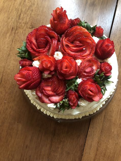 White cake with cream cheese frosting and strawberry flowers Strawberry Flowers Cake, Strawberry And Flower Cake, Strawberry Flowers, Frosting Flowers, Chocolate Strawberry Cake, Strawberry Roses, Cake With Cream Cheese Frosting, Strawberry Flower, Strawberry Decorations