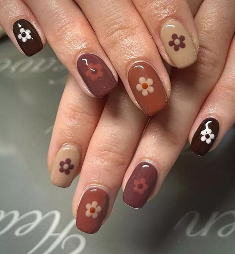 Nail Designs On Square Nails, Fall Floral Nails Short, Autumn Nail Inspo Short, Nails 90s, Short Nail Fall, Winter Short Nails, Gel Nail Designs Short, Unique Nail Designs, Gel Manicure Short Nails