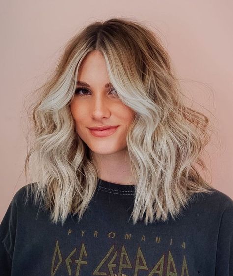 Blonde Hairstyle with Beach Waves and Middle Parting Bangs Aesthetic, Wedding Hair Front, Hair Curtain, Bangs Curtain, Medium Length Blonde Hair, Tan Skin Blonde Hair, Layers Medium, Dark Blonde Hair Color, Middle Part Hairstyles